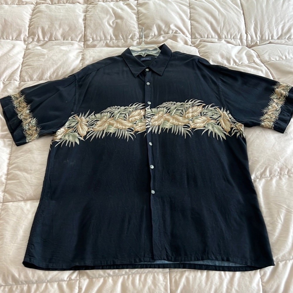 IZOD black tropical look shirt. Mens XL, short sleeves, 100% Rayon.